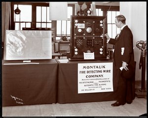 Tentoonstelling van een branddetectiesysteem door de Montauk Fire Detecting Wire Co. in het Museum van Veiligheidsapparaten van het American Institute of Social Service, New York, 1908